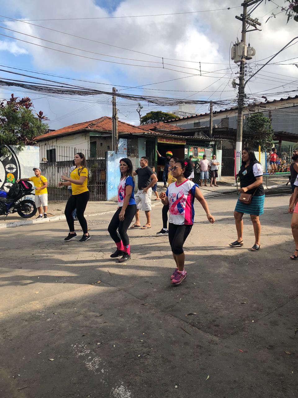 Imagem de mulheres dançando na rua 